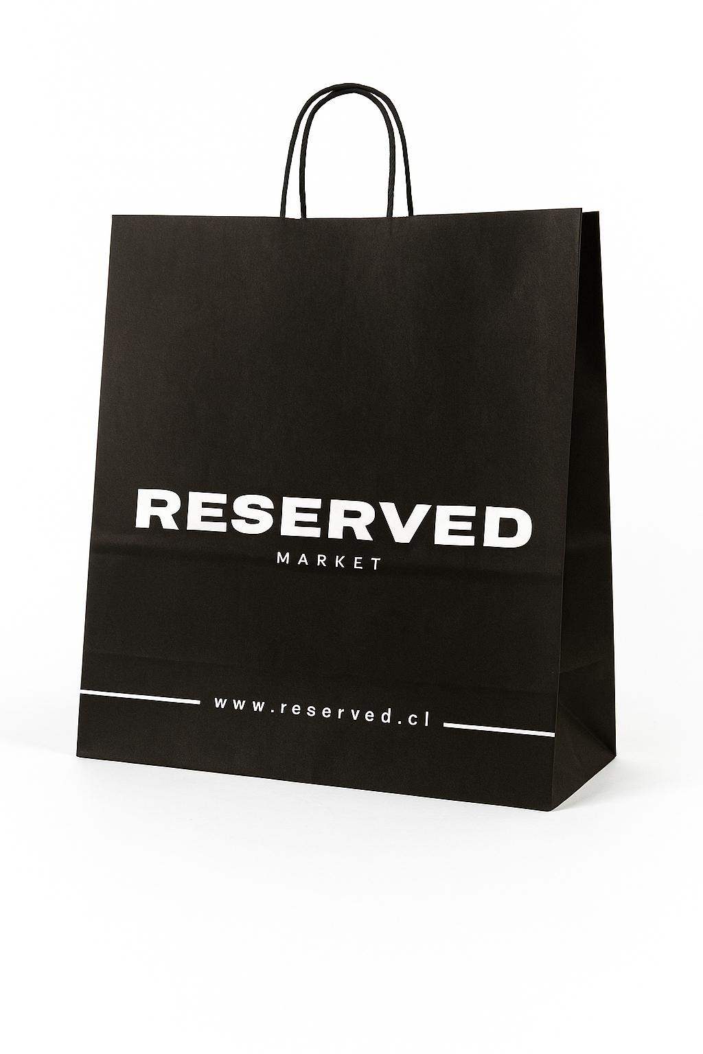 BOLSA RESERVED KRAFT NEGRA 150 GR 34X45X15 LOGO UN COLOR AMBAS CARAS, REFUERZO SUPERIOR Y FONDO MANILLA COLOR A ELECCION